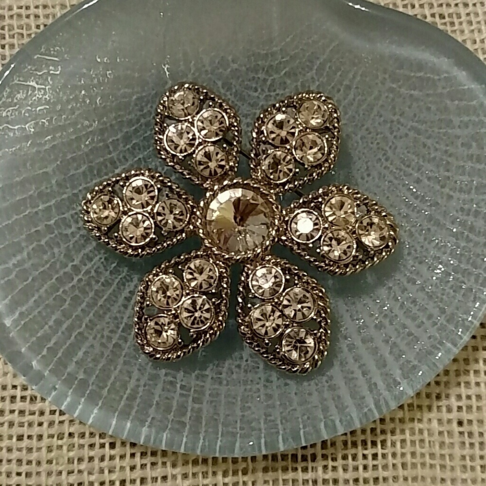 New Rhinestone Floral Design Statement Brooch In Silver Setting OS - Picture 2 of 4